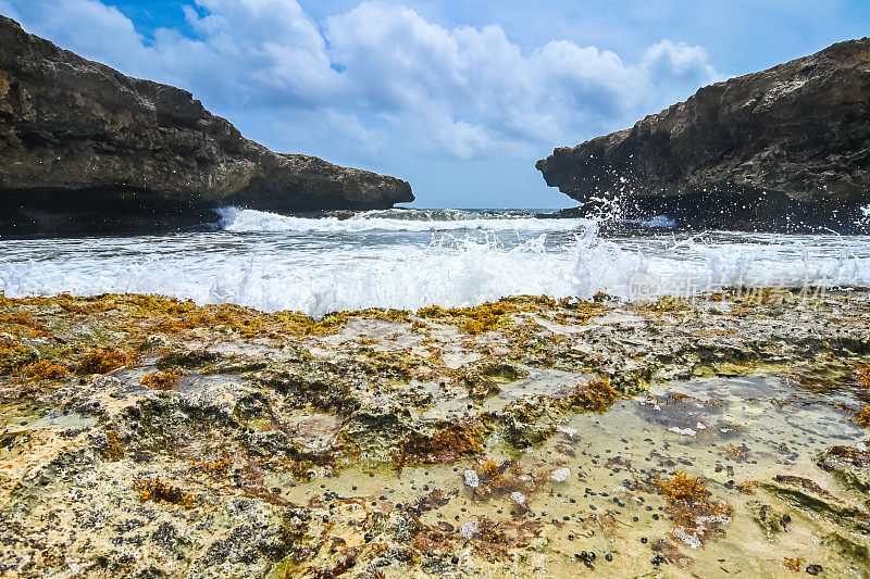 位于谢特博卡的Curaçao加勒比岛上风景优美的海洋和岩层