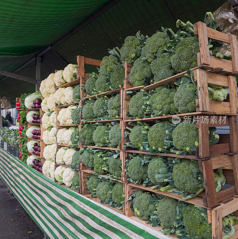 市集上出售的西兰花、花椰菜、羽衣甘蓝、芹菜、甜菜根、萝卜