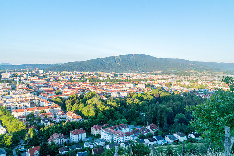 马里博尔市的晨景，背景是斯洛文尼亚的山丘。马里博尔是斯洛文尼亚第二大城市。