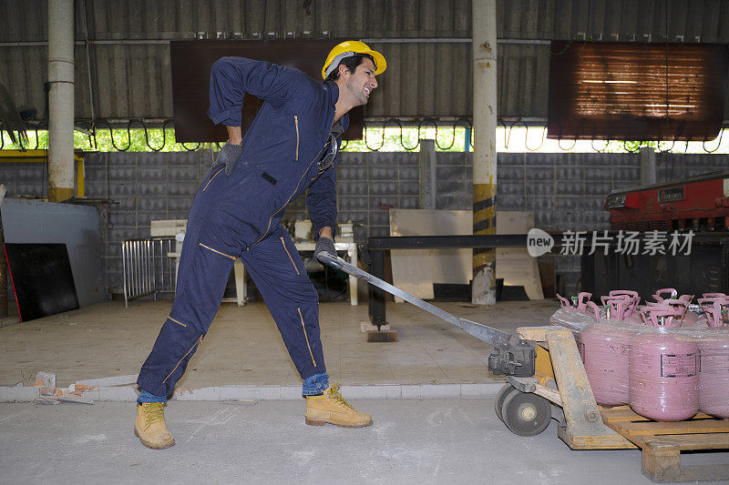 蓝领工人在工厂里操作机器。