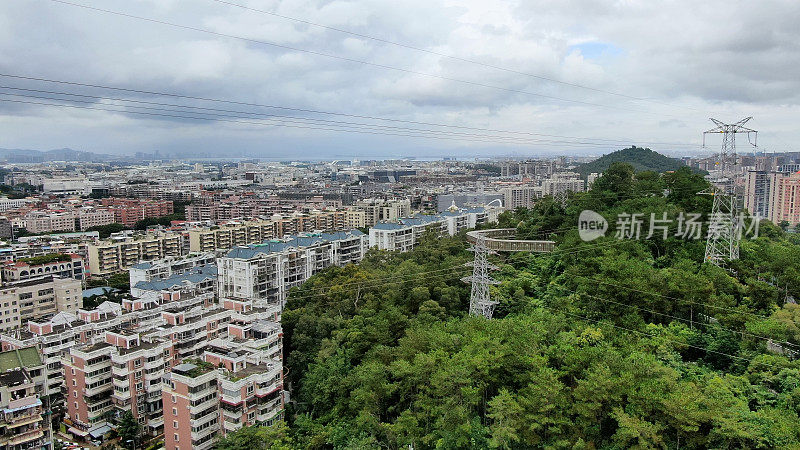 城市输电塔、高压电线