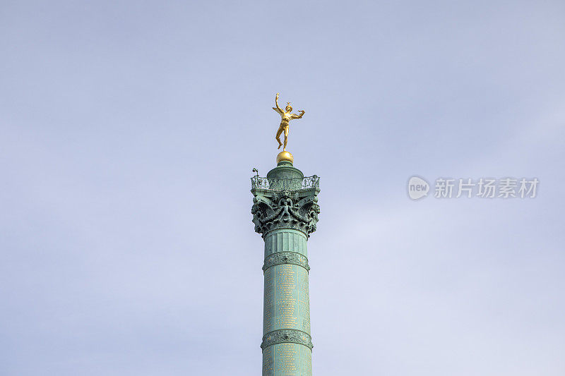 在晴朗的天空下，从低角度观看科隆纳德朱利叶纪念碑