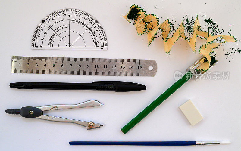 尺子，画笔，铅笔与卷笔刀，量角器和指南针在白色背景