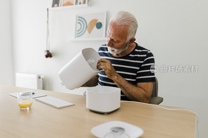 在新家组装加湿器的老人