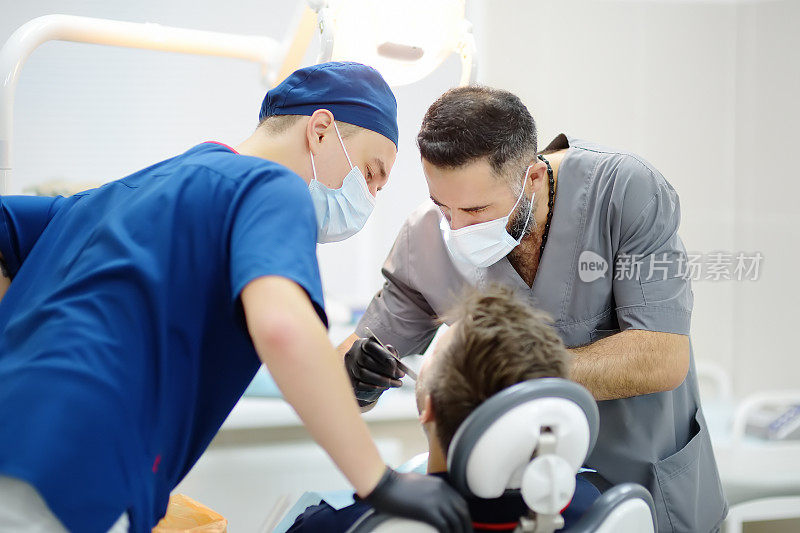 正在做牙科手术的外科医生在手术室麻醉病人。在诊所内安装植牙装置。