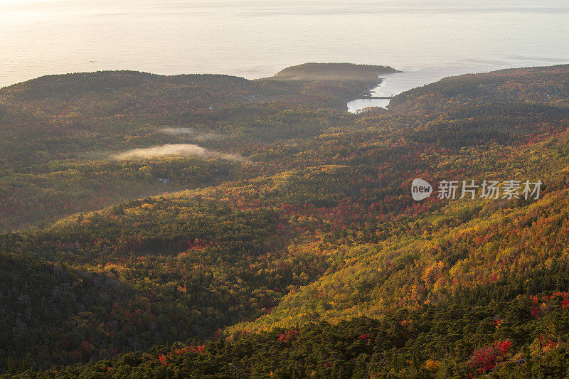 凯迪拉克山在秋天日出