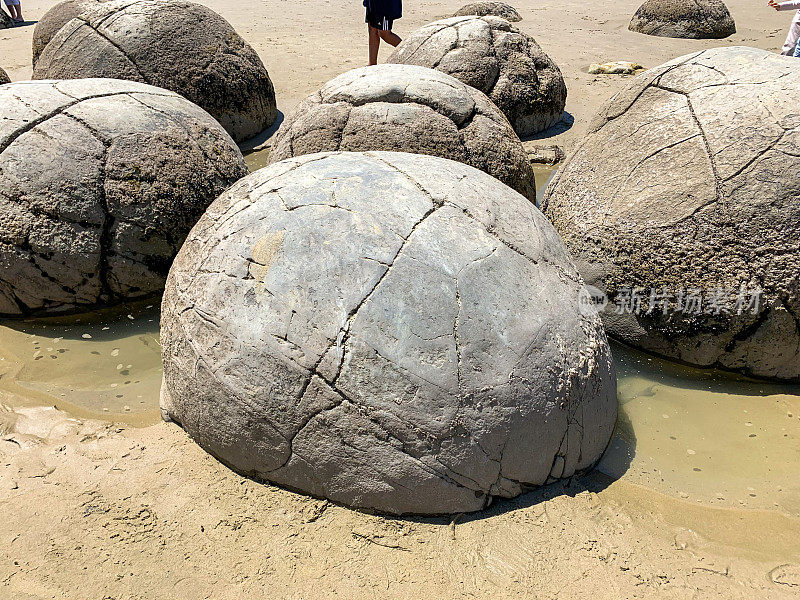 退潮时的Moeraki巨石，Koekohe海滩，奥塔哥，南岛，新西兰