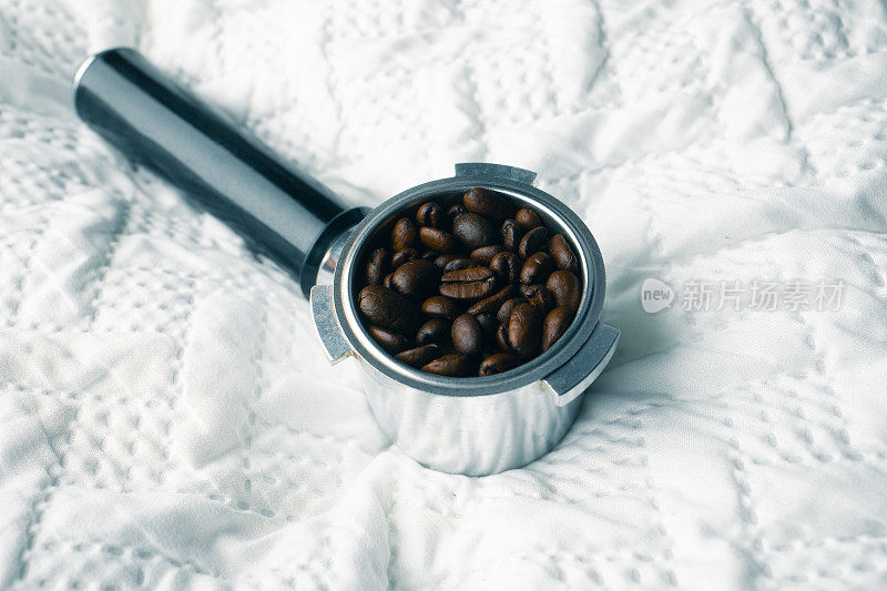 咖啡豆在浓缩咖啡过滤器
