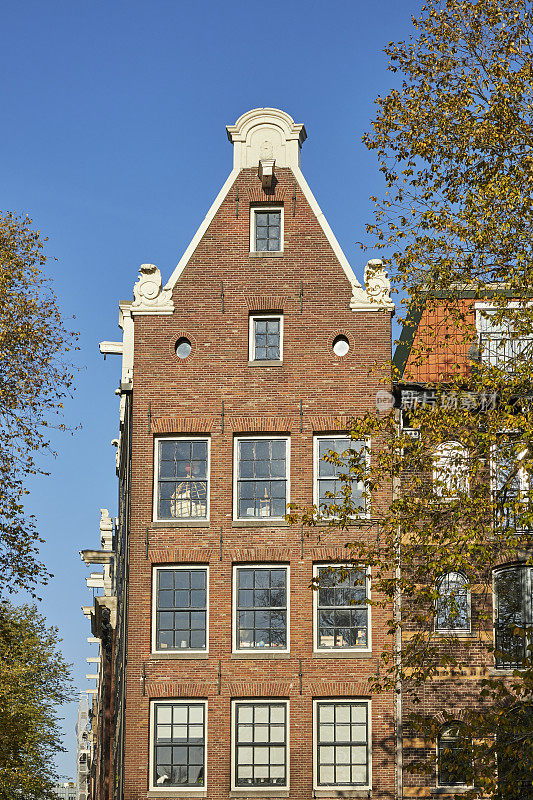 阿姆斯特丹日落时的Brouwersgracht运河房屋