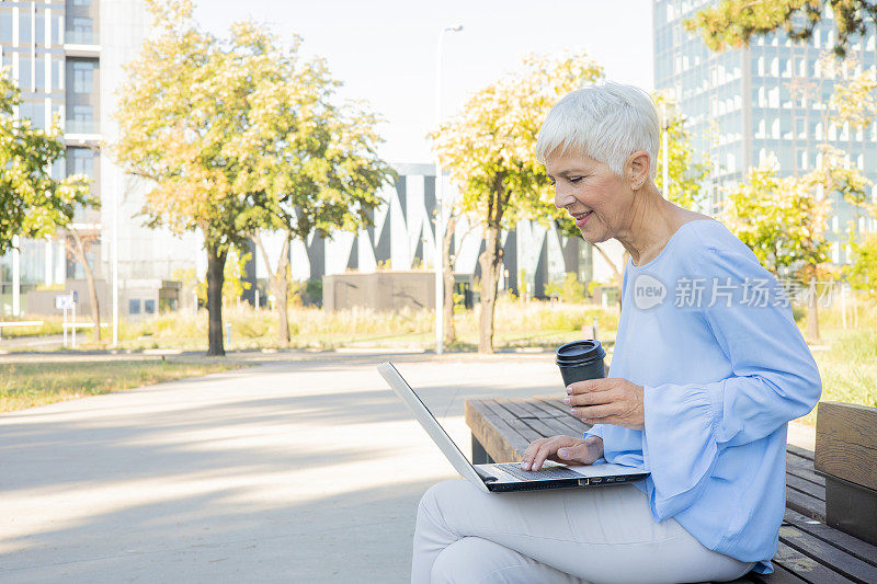 一位在公园学习的资深女士