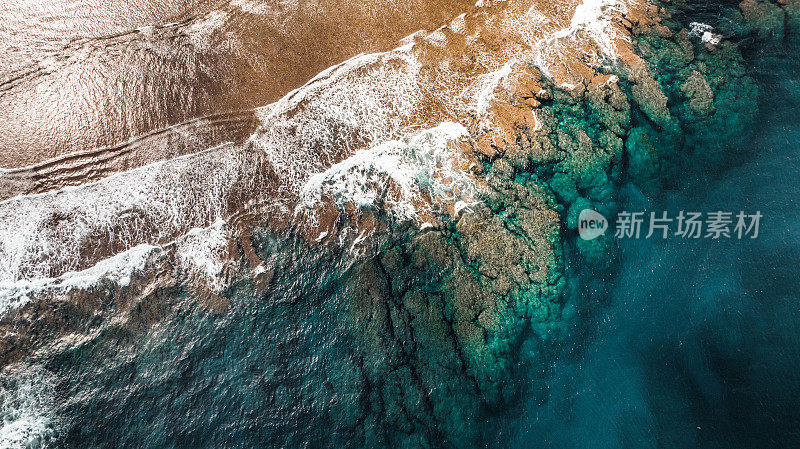 科西嘉岛海浪的鸟瞰图