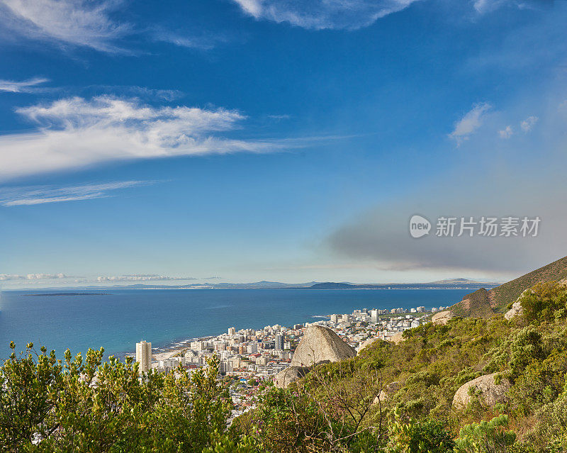 大西洋边的海岬——开普敦，一个多元化的城市，南非。航拍照片