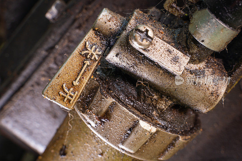 柴油尾随拖拉机的发动机上写有中文文字的柴油滤清器手柄的打开和关闭。发动机供油阀。又脏又旧的燃油滤清器