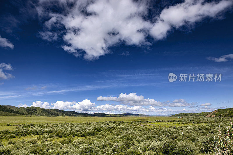 中国四川省的草原和天空