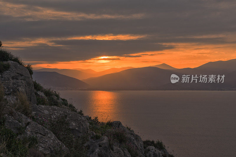 日落的观点在阿尔戈利海湾与悬崖在前景，纳夫普利翁，希腊