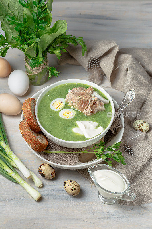 绿色奶油汤与欧芹，酸rel和肉
