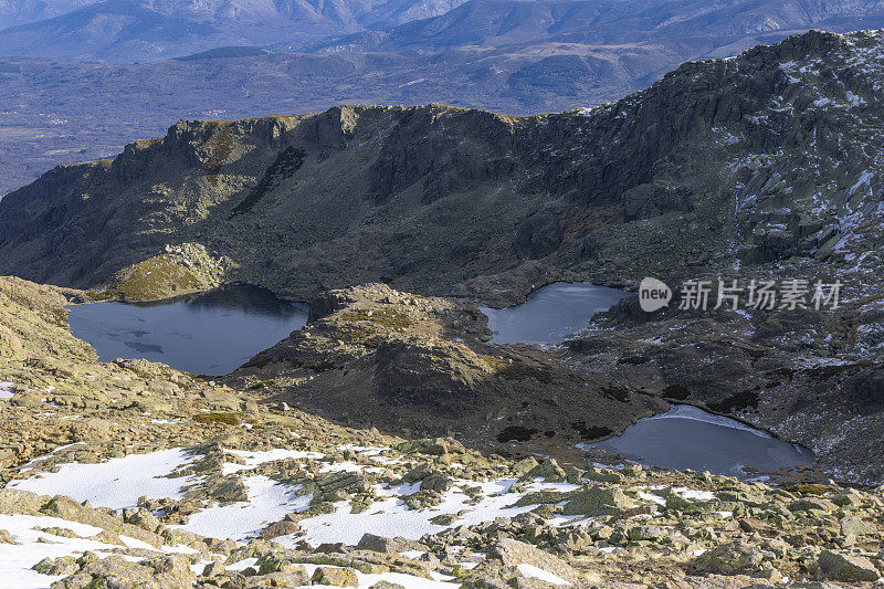 冬天的山有点雪和冰。Bejar山脉，西班牙