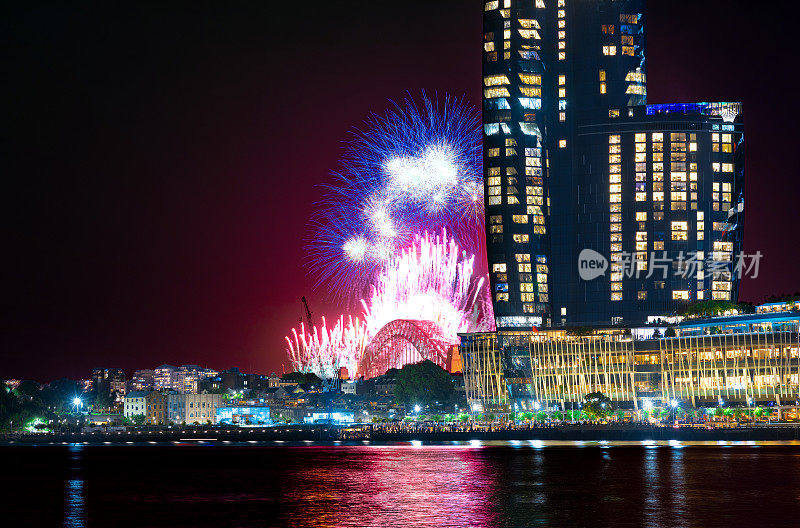 悉尼海港大桥跨年前夜的烟花，五彩缤纷的NYE焰火作品用鲜艳的多色点亮了澳大利亚新南威尔士州的夜空。新年快乐。除夕夜