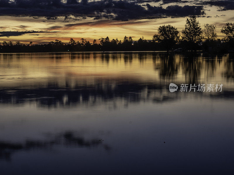 长时间曝光日落在湖面上的倒影