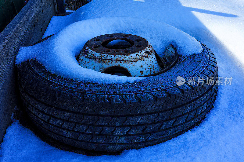雪中的旧卡车轮胎