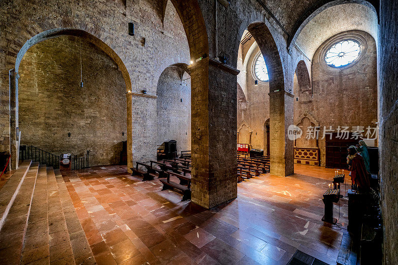 位于翁布里亚阿西西中世纪中心的圣彼得大教堂朴素的石头内部