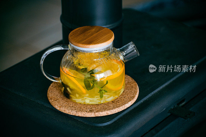 用玻璃茶壶泡制的花草茶