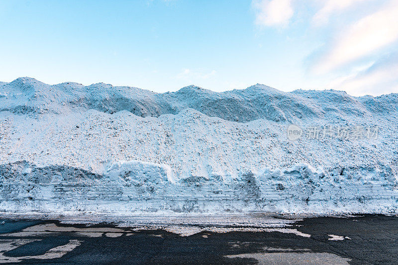 路边的雪墙是一种高山风光