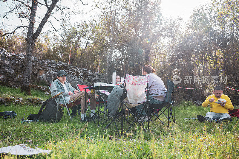 人们在大自然中野餐