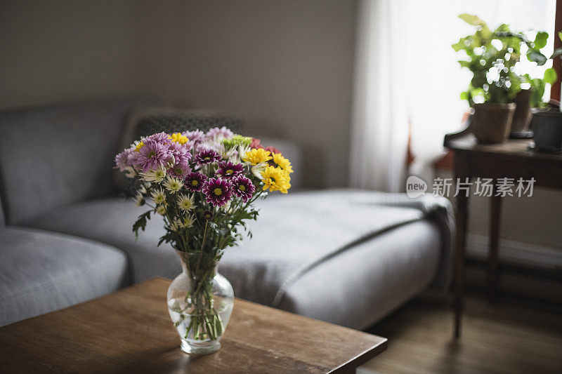 客厅里的花束