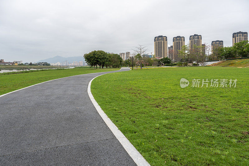 公园的小路紧挨着城市住宅区