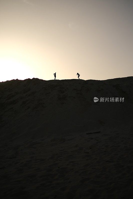 公路自行车手骑上雪山公路