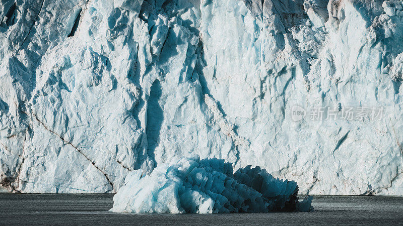 冰川冰架前的南极洋Drygalski峡湾冰山