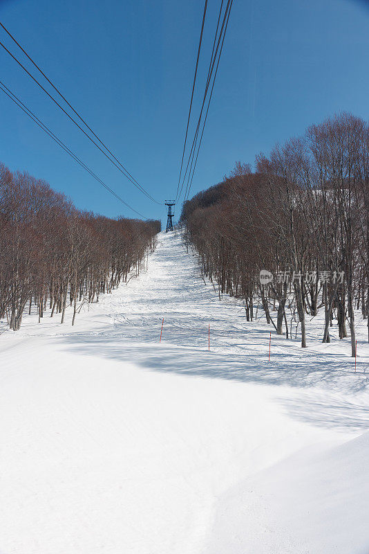 日本青森县冬季的客田山