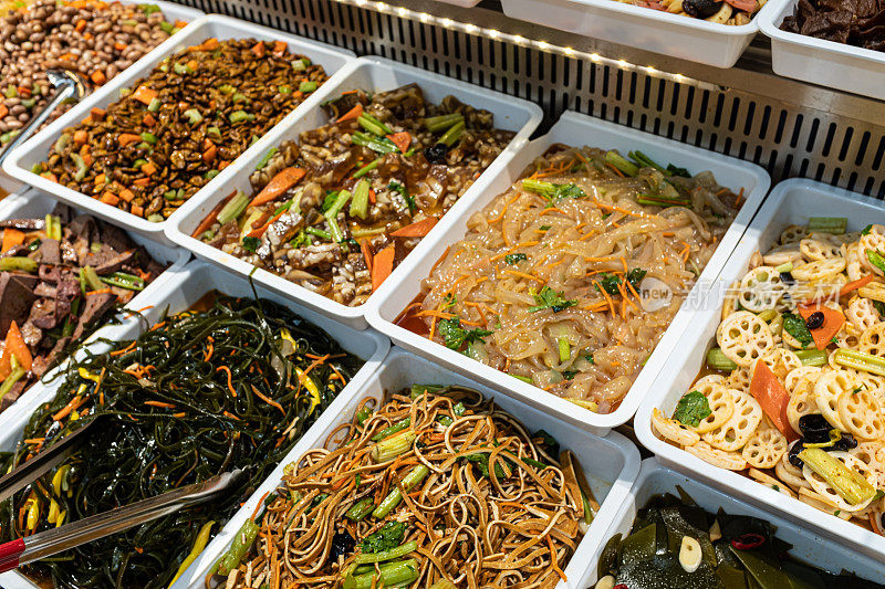 中国青岛，市场摊位上的食物选择