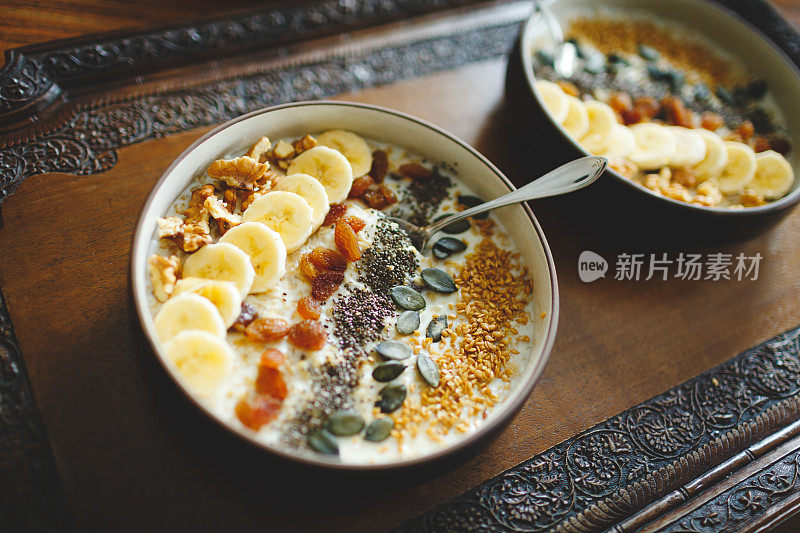健康燕麦粥碗水果和种子