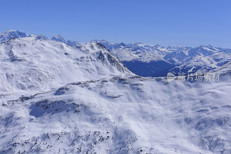 山顶的高山景观。意大利阿尔卑斯山滑雪场。利维尼奥滑雪胜地。意大利、欧洲。
