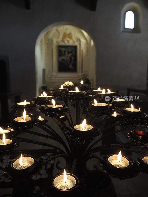 教堂里献祭的蜡烛