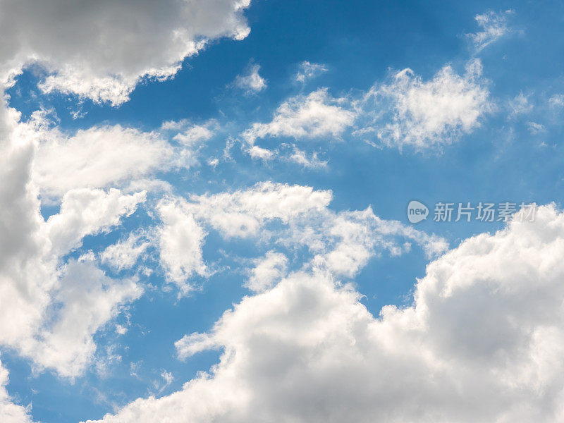 蓝天白云，晴空万里，蓝天白云，鸟瞰蓝天白云，自然晴空万里。