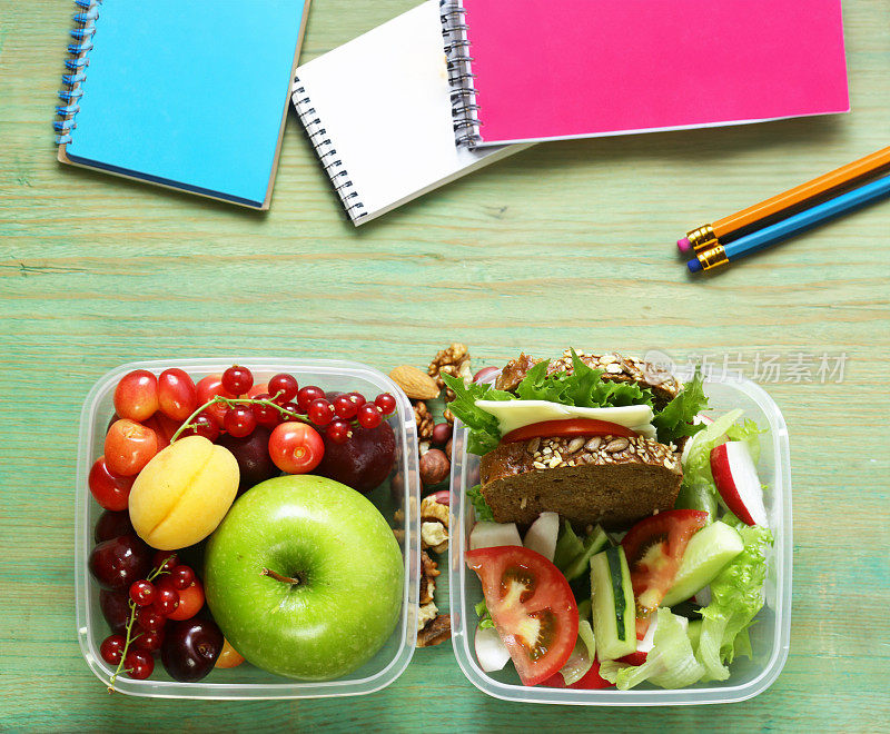 健康食品学校午餐盒装水果蔬菜和三明治