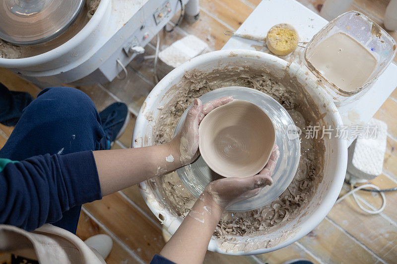 一个孩子正在制作手工陶器