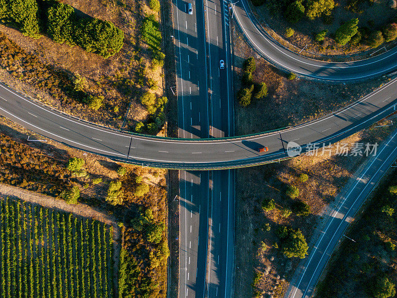 高速公路上空的航拍图像，以及与葡萄牙南部其他目的地的不同连接