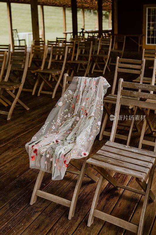 精致的新娘头纱放在椅子上，为即将到来的婚礼做准备