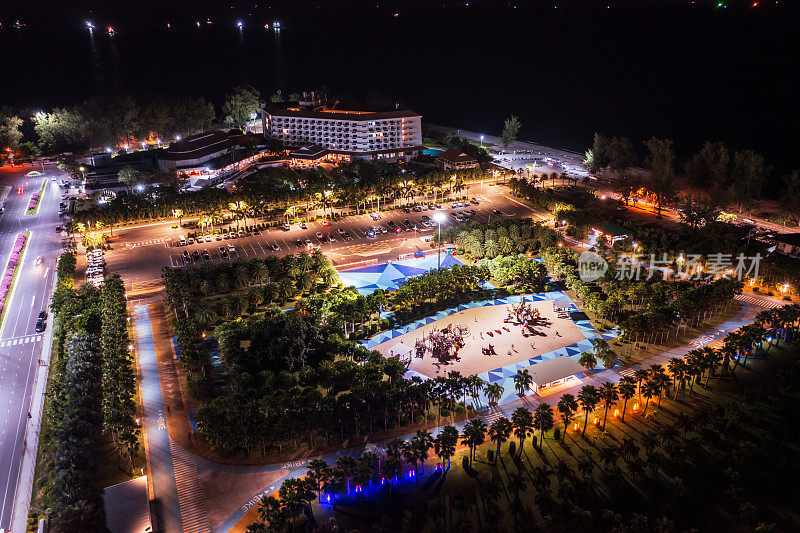 泰国，孟宋卡，萨米拉海滩附近的公园和游乐场的夜间无人机视图。