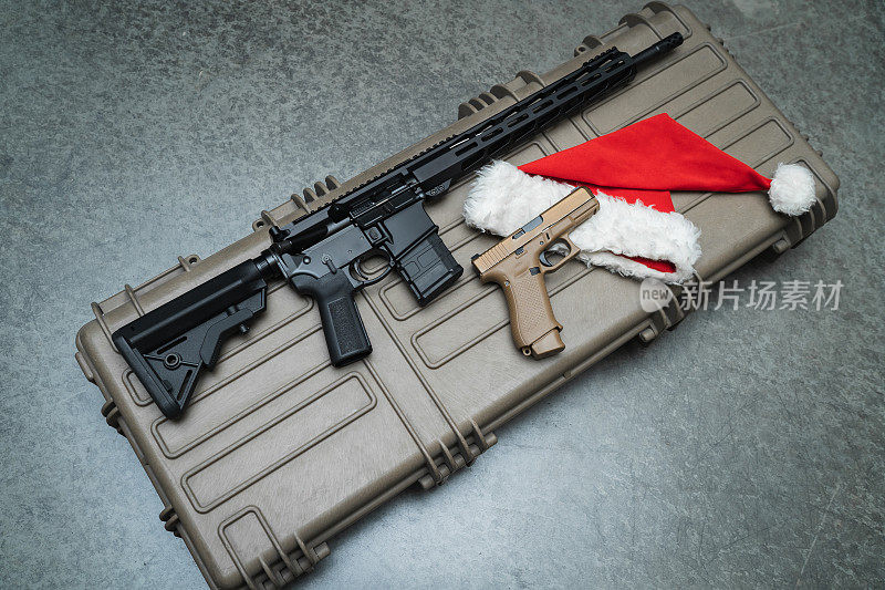 圣诞主题和武器，圣诞老人的帽子，ar15步枪和g19x手枪上硬盒。