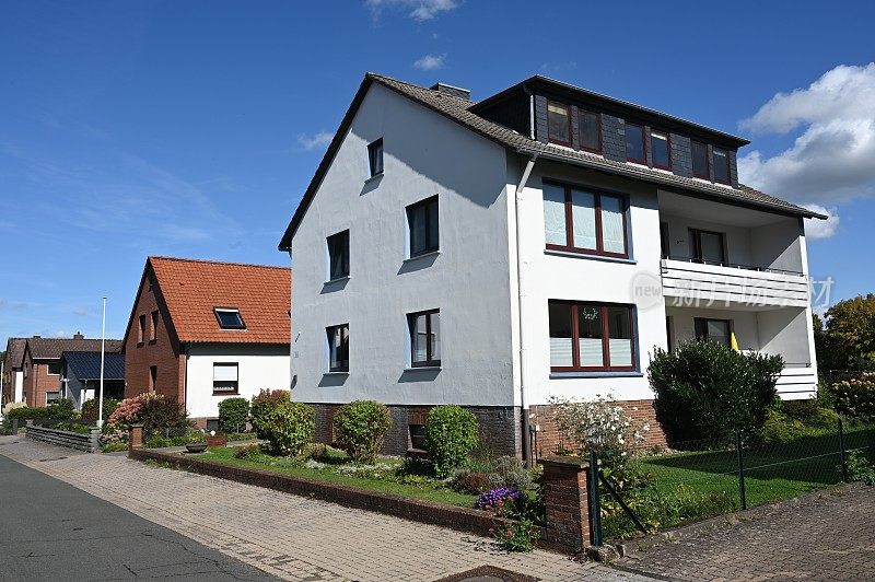 1960年左右绍姆堡的住宅街道上有一栋两层楼的房子。