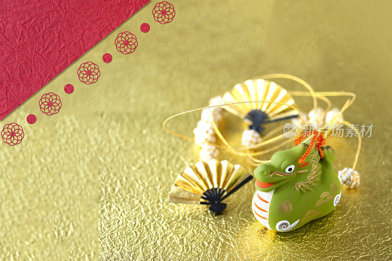 日本新年的龙年，生肖象征一年的黄金和背景与天麻花环和金扇。