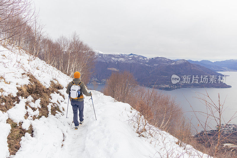 一名男性徒步旅行者在被大自然环绕的群山中漫步