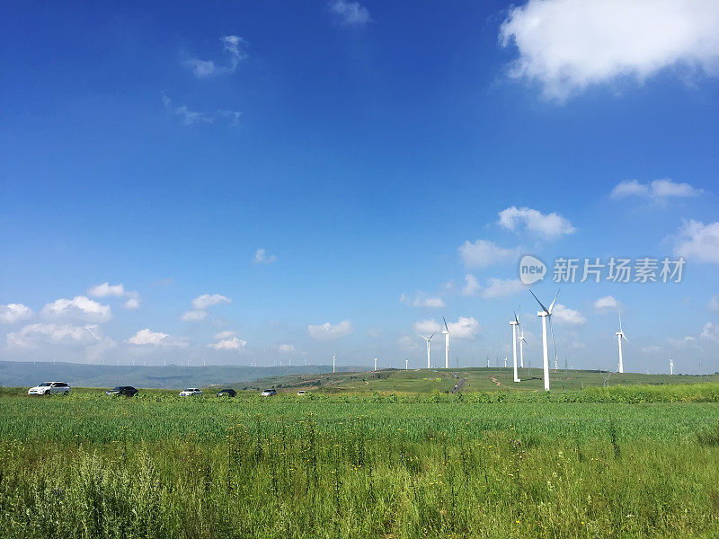 中国张家口市草原上的风力涡轮机