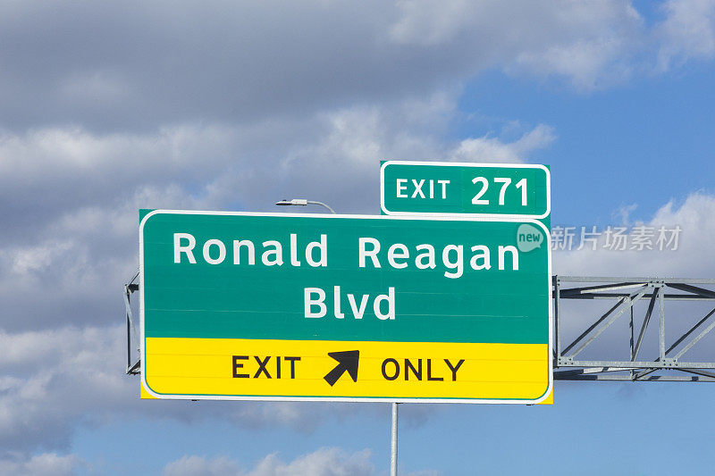 在午后的阳光下，从35号州际公路驶出罗纳德·里根大道