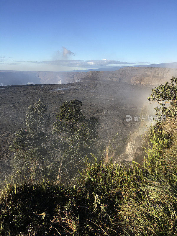 从火山边缘鸟瞰活火山